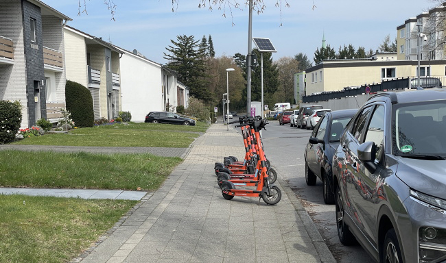 E-Roller auf dem B&uuml;rgersteig